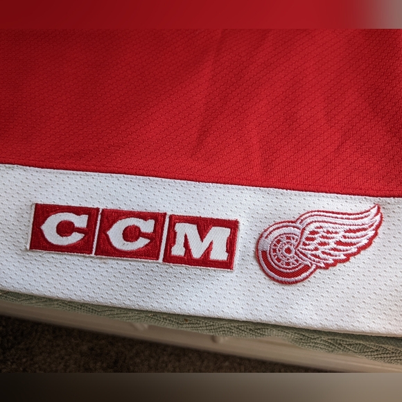 Detroit Red Wings CCM Youth Jersey X/XL - Picture 5 of 13